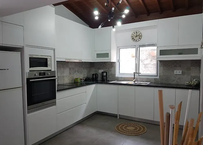 Join Our Relaxed House Near The - * Mosteiros (Azores)