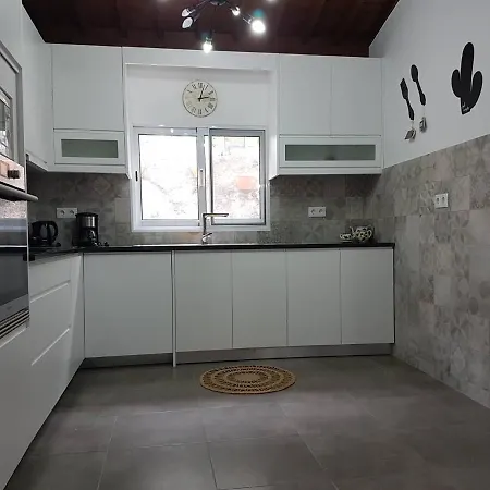 Join Our Relaxed House Near The Beach - Mosteiros Holiday home